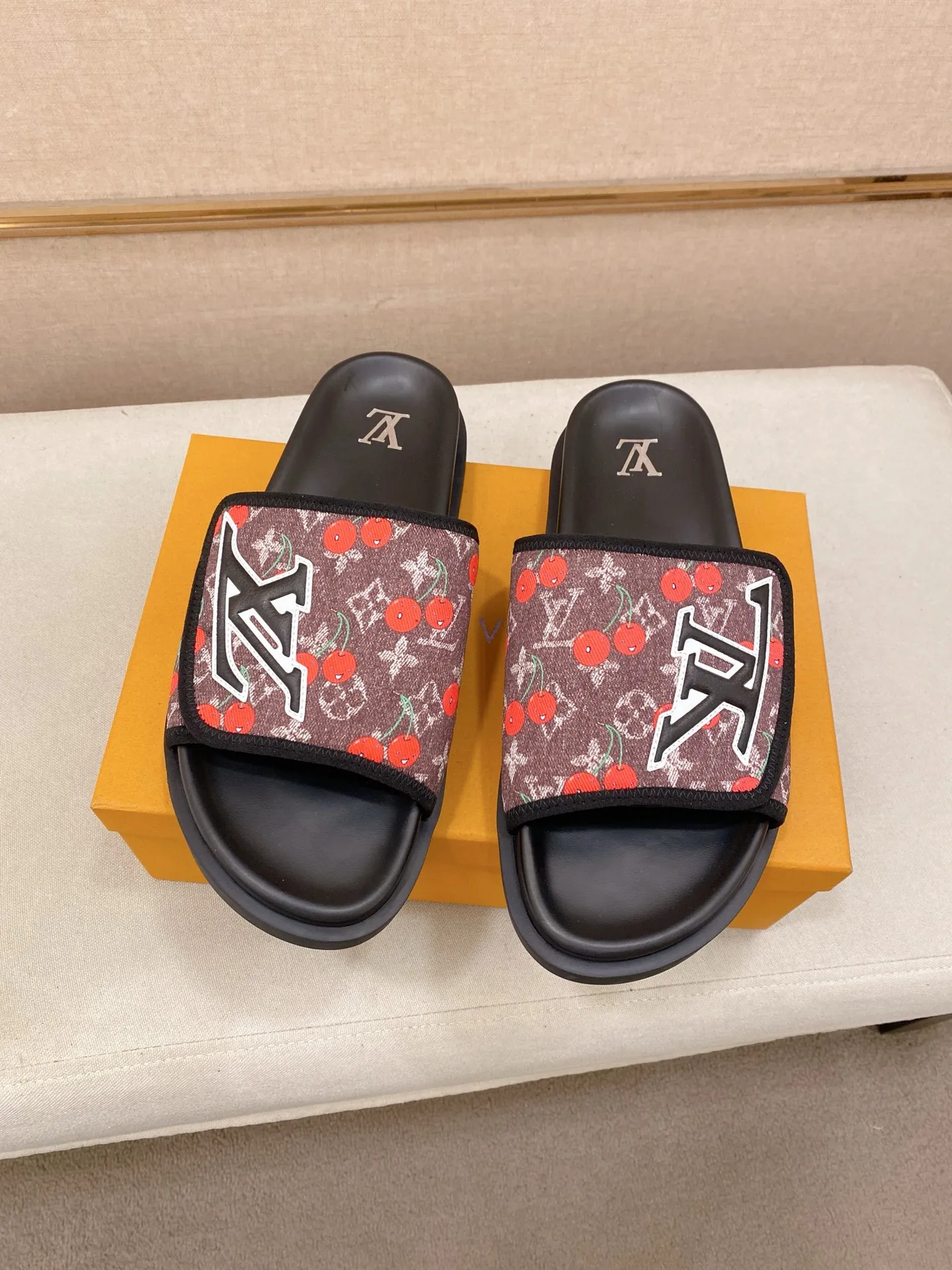 Men's shoes💰: 320💰Made by LV🔍Top purchasing agent, men's spring and summer slippers are available at the same counter. The uppers are made of cowhide imported from Italy, with logo graphics and high-quality craftsmanship. Soles: original soles specially provided by the original factory. Exclusive molded soles are super comfortable. Original goods with single order, 🔍🔍high quality, you can enter and exit the counter at will. Welcome to compare, code number 38-44. Can be customized45